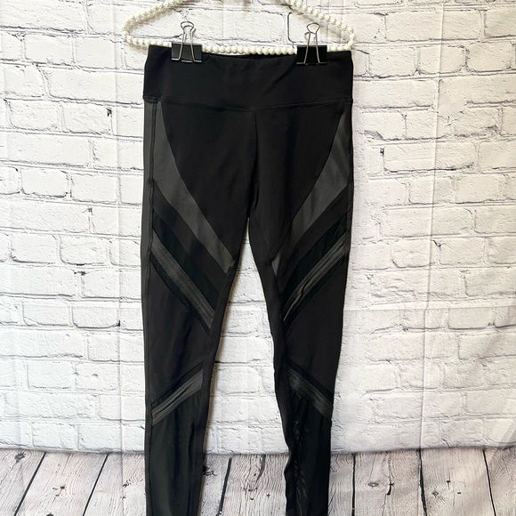 ALO YOGA EPIC LEGGING IN BLACK - Picture 4 of 10